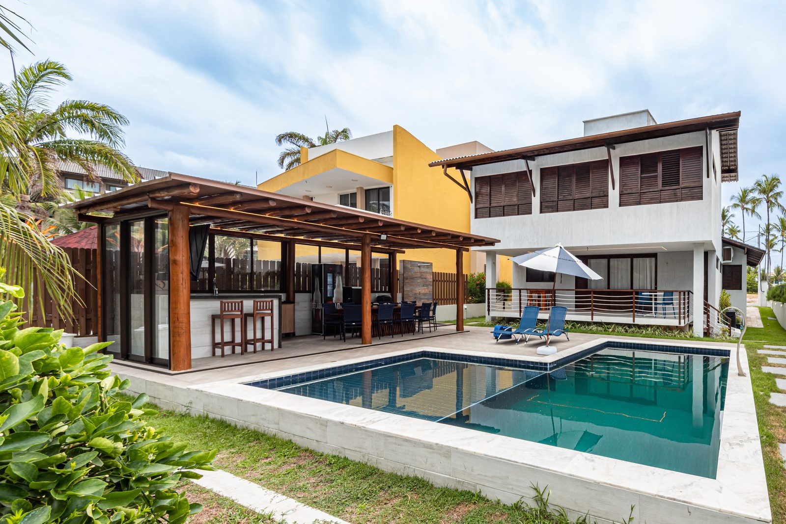 Casa de veraneio com piscina e área gourmet executada pela Raimundo Miranda Construções e Reformas